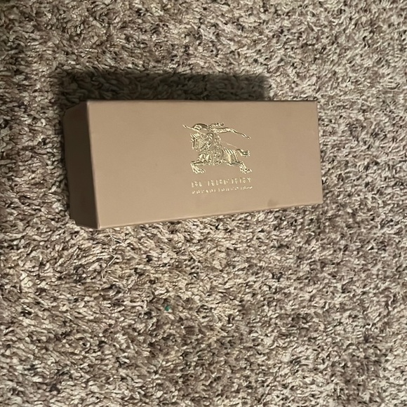 Burberry sunglass box - Picture 1 of 7